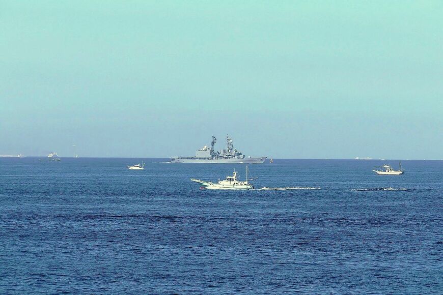 東京湾を行く軍艦