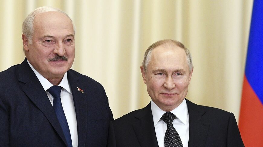 プーチン大統領はベラルーシのルカシェンコ大統領とベラルーシでの戦術核配備の意向を表明（写真：代表撮影/AP/アフロ）