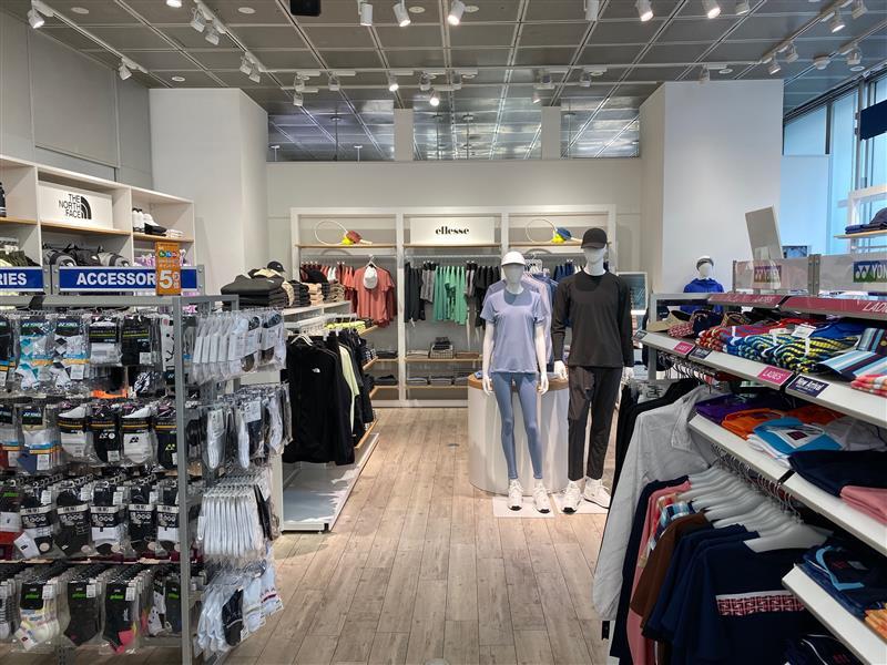 ウインザードラケットショップ渋谷店でひときわ目を引く、エレッセの特設コーナー（写真：ゴールドウイン）