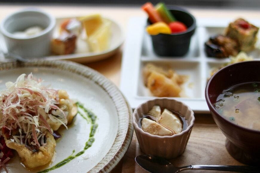 バイオ肥料で育てた野菜をたっぷり使った惣菜ビュッフェと、イタリアンシェフ特製のメインプレートがつく、あぐりガーデン岡山店のランチ。食事をした客が、販売所で野菜も購入していく