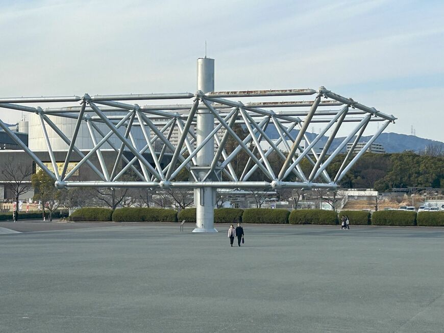 お祭り広場の大屋根の一部（写真：筆者撮影）