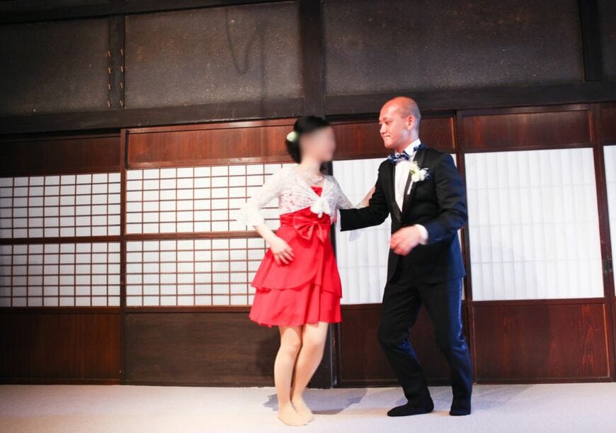 結婚式で妻とサルサを披露した（写真：宮本さん提供）