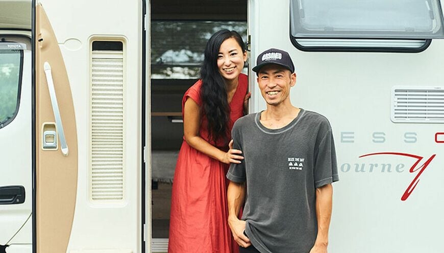 岡田大樹＆梨紗子夫妻。幸せなバンライフが垣間見えるが、夫の大樹さんは「僕らのやり方はおすすめしません」と断言する（写真：OCEANS編集部）