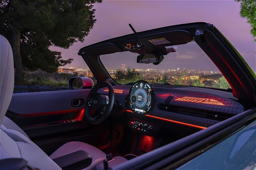 MINI（ミニ）の新型「ミニ・クーパー・コンバーチブルS」（写真：MINI）