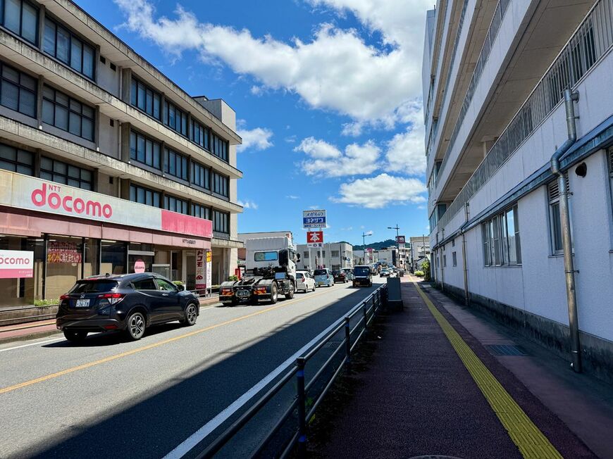 国道3号沿いの街並み。ネッツトヨタ、ガスト、ドコモ、メガネのヨネザワなどチェーン店が並ぶ（写真：筆者撮影）