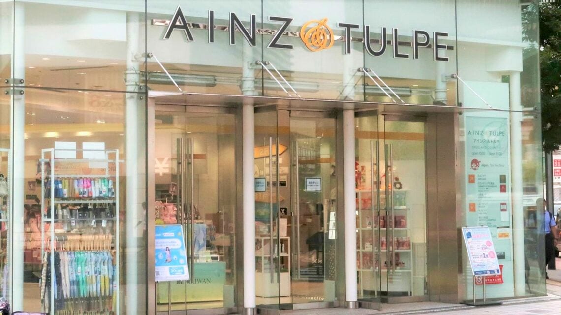 アインズ＆トルペ新宿東口店。若年女性を主要客とし、店内の大半を化粧品が占める（記者撮影）