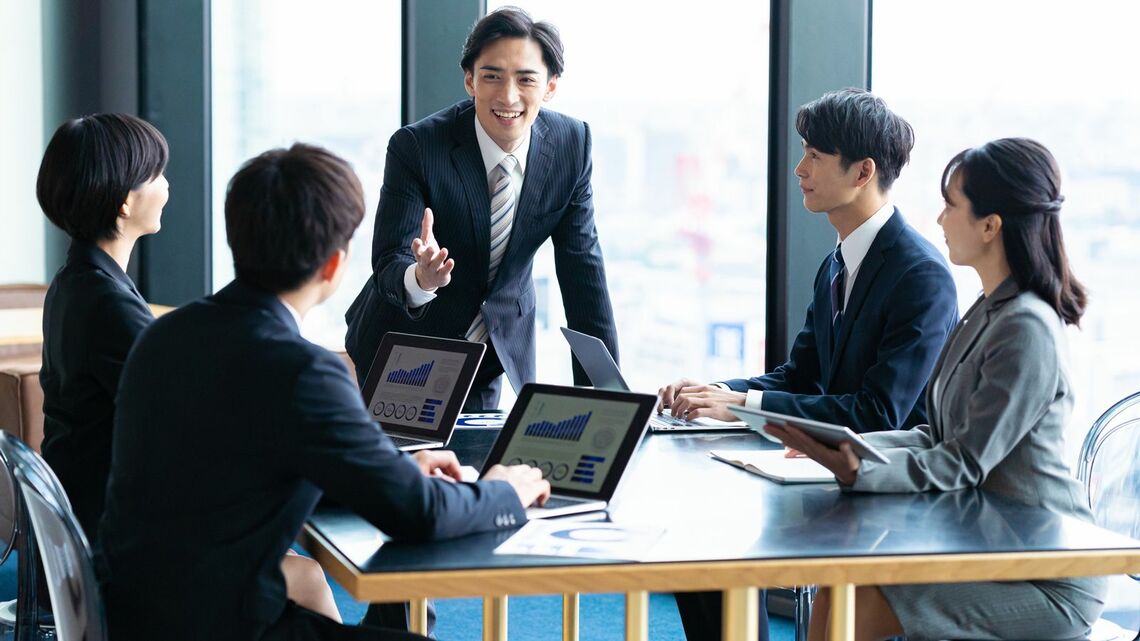 話会う男女