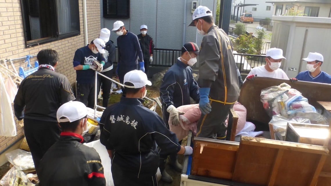 ボランティア精神は、磐城高校野球部にも受け継がれた。2019年、台風19号で被災した際、被害を受けた地域の人たちのがれき撤去のボランティアをする磐城高校野球部の部員たち