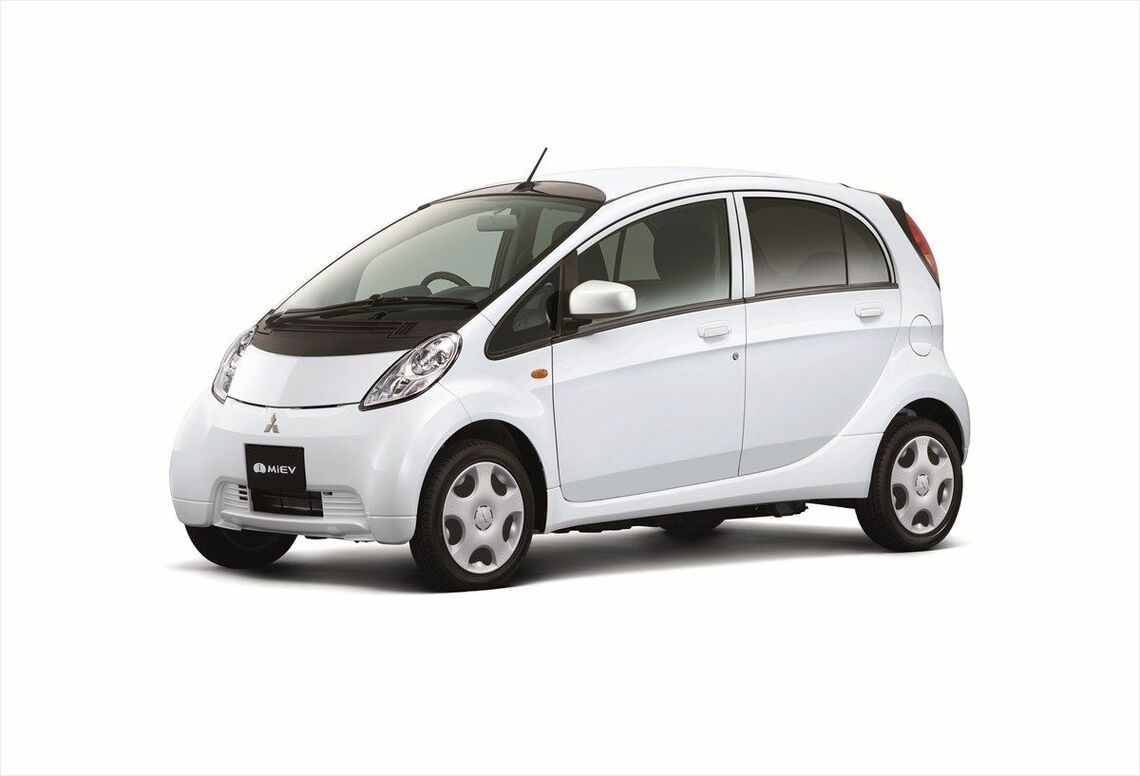 日産「リーフ」よりも早い2009年に登場した「i-MiEV」（写真：三菱自動車）