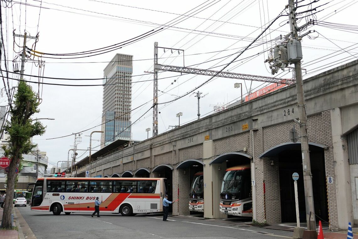 JR神戸線の高架下は神姫バスのターミナル（記者撮影）