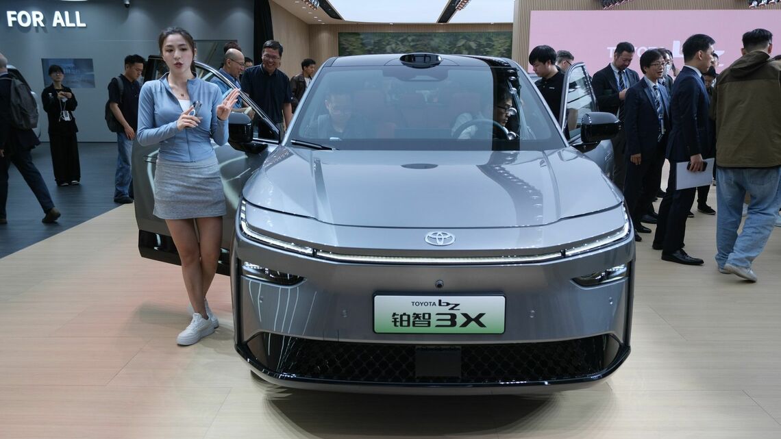 トヨタの「bZ3X」は中国勢と十二分に戦える価格設定で受注は好調だ(記者撮影)