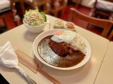 喫茶ポピーの人気メニュー ハンバーグカレー（1250円）。かなりのボリュームだ（筆者撮影）