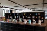 図書室の本棚には余白も残されている。生徒が自分の好きな本を置き、大人に押し付けられるのではなく、生徒自身で自分たちの図書館を作っていくのだという