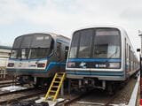 ブルーラインの3000A形（右）は新型車への置き換えが進む（編集部撮影）