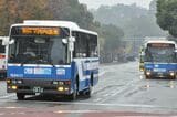 熊本市内を走る産交バス。同社を含むバス・鉄道5社は全国交通系ICカードの取り扱い終了を発表した（記者撮影）