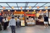 海老名サービスエリアの屋台エリア。焼きそばに串焼きなど、お祭りの夜店のよう（筆者撮影）