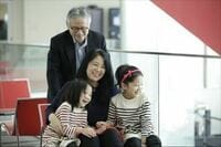 MITメディアラボ教授夫妻の最先端子育て ジャーナリスト母、教授の父が米国で大事にすること