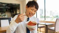 ｢会社員の昼食代｣と日経平均株価の"意外"な関係 男性会社員と女性会社員の昼食代からわかること