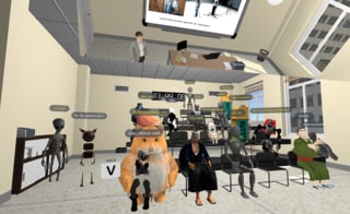 「VRChat」を利用した雨宮氏のメタバース授業。約40名の学生がアバターで参加