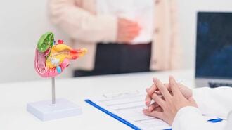 医師の診察を受ける人物