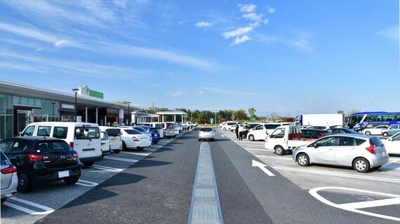 なにげなく利用するSA／PAで今、「駐車マス」をめぐるさまざまな議論が行われている（写真：HiroHiro555 / PIXTA）