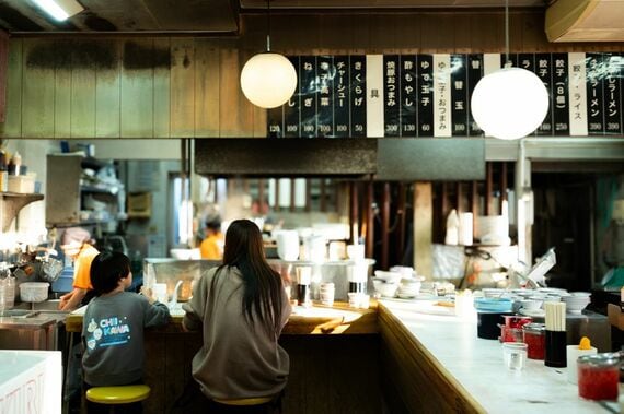 ラーメンを食べる親子