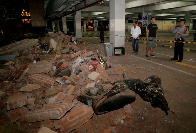 インドネシアで地震､死者は少なくとも82人