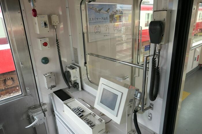 乗務員室の運転台と反対側