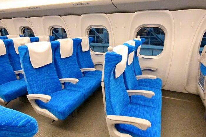 飛行機の機内のような壁パネル