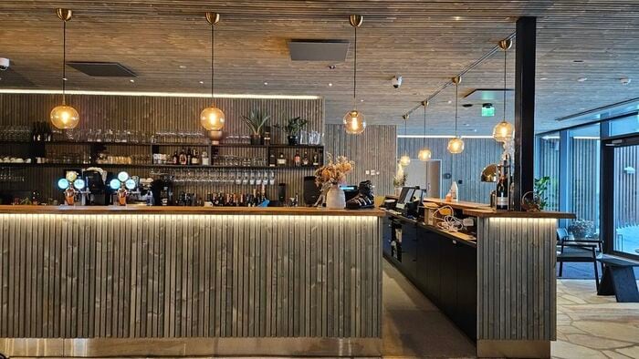 バーカウンターも兼ねたホテルのおしゃれなレセプション 