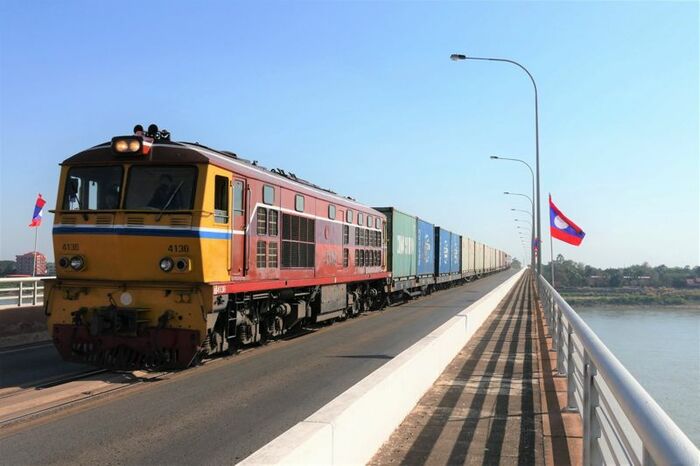 ノンカーイータナレーン（ラオス）の間は日によって混合列