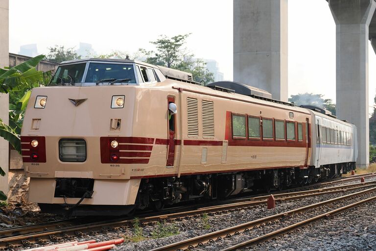 画像 | タイの｢元JR車両｣観光列車､なぜ｢国鉄色｣なのか 工場担当者が