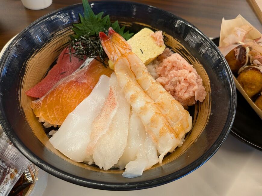海鮮丼は、想像していたよりずっと良いクオリティだった（筆者撮影）