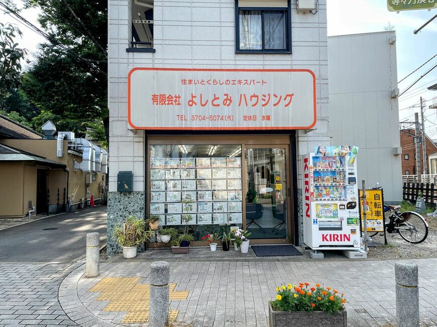 駅から10秒。東急大井町線の線路脇にある「よしとみハウジング」（筆者撮影）