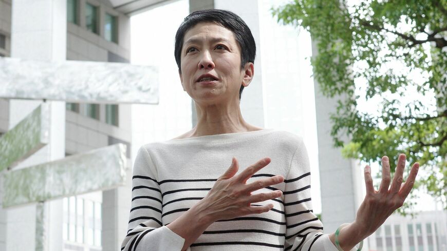 記者団の取材に応じる蓮舫氏（写真：時事）