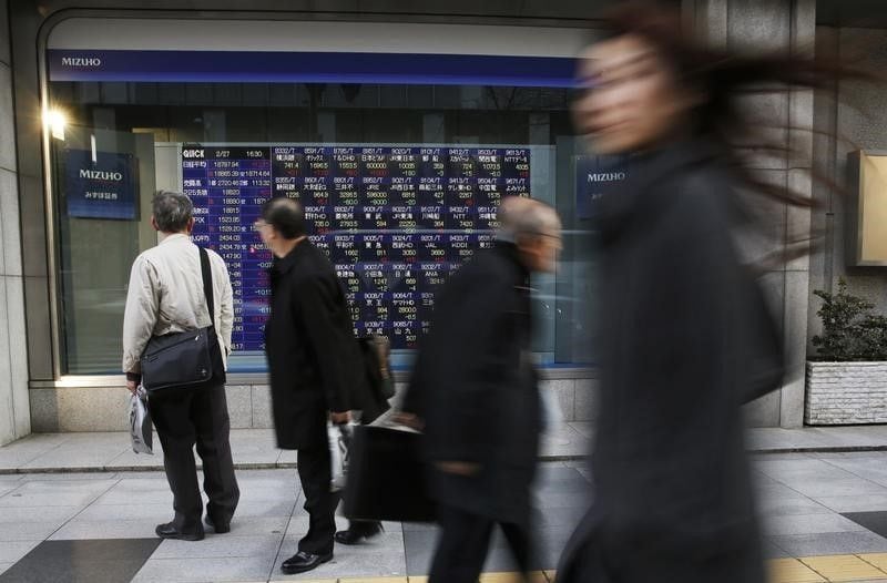　１２月１５日、前場の東京株式市場で、日経平均株価は前営業日比２８円３７銭安の１万９２２５円２４銭と、８日ぶりに小反落した。写真は都内で昨年２月撮影（２０１６年　ロイター／Toru Hanai）