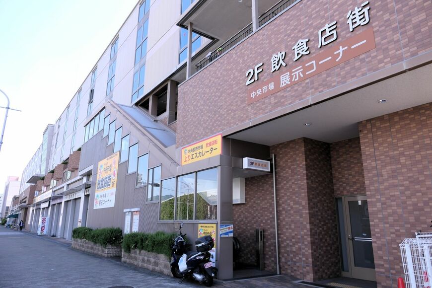 誰でも入れる飲食店街は一般客にも人気の店が並ぶ（編集部撮影）