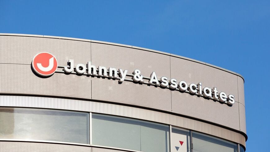 「新会社の社名公募」のニュースが出ているジャニーズ事務所。もし公募での社名決定が実現すれば、悪手でしかないと筆者は指摘します（写真：mizoula／PIXTA）