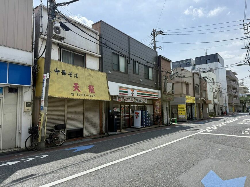 駅前に並ぶ商店（写真：筆者撮影）