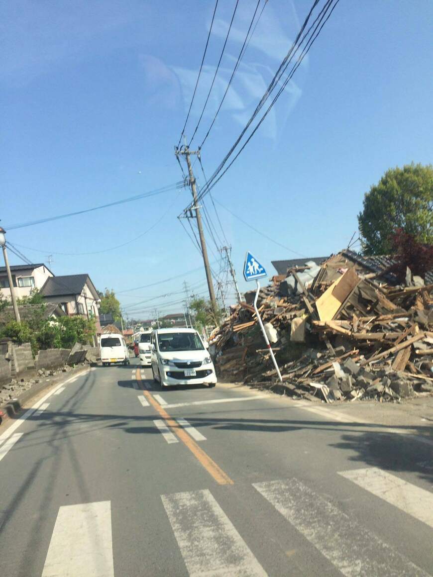 倒壊した住宅のがれき処理はこれからだ（熊本県益城町）