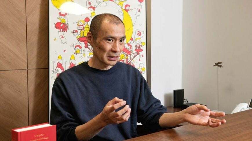 インタビューに応じる絵本作家・ヨシタケシンスケさん（撮影：梅谷秀司） 