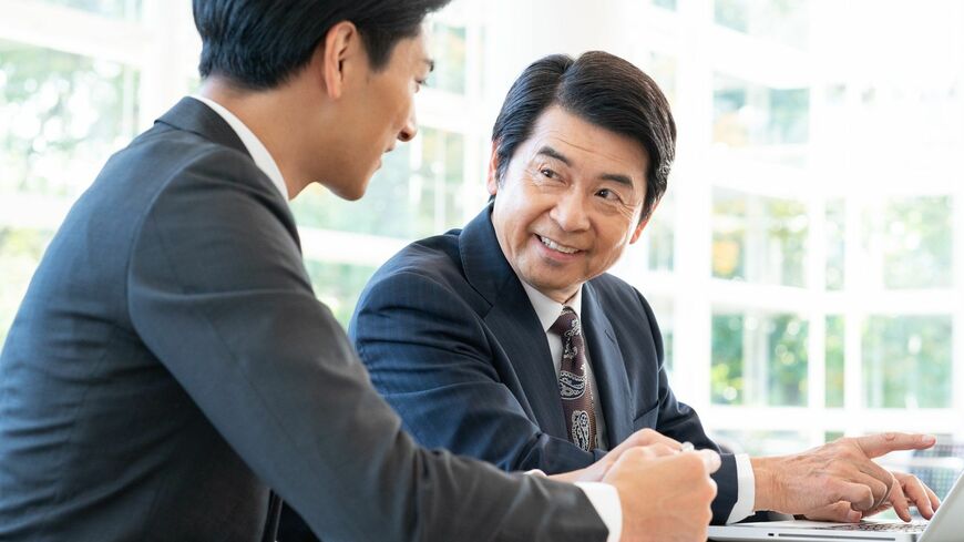 若手社員から「老害」と思われないためにはどうしたらいいのでしょうか（写真：USSIE／PIXTA）