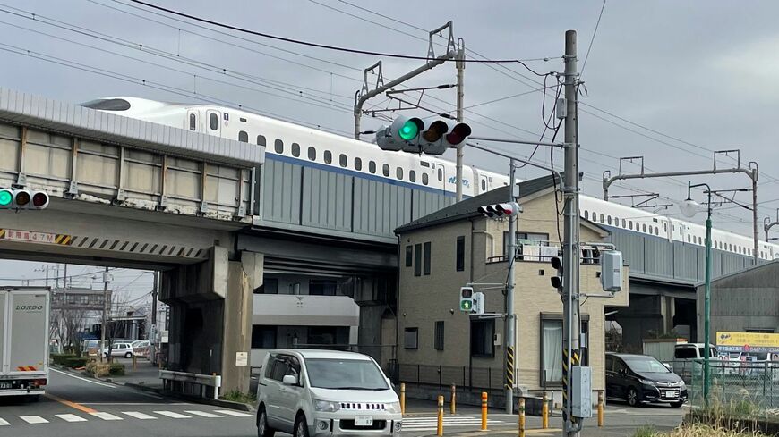 神奈川県寒川町の東海道新幹線新駅誘致候補地付近を走る新幹線（筆者撮影）