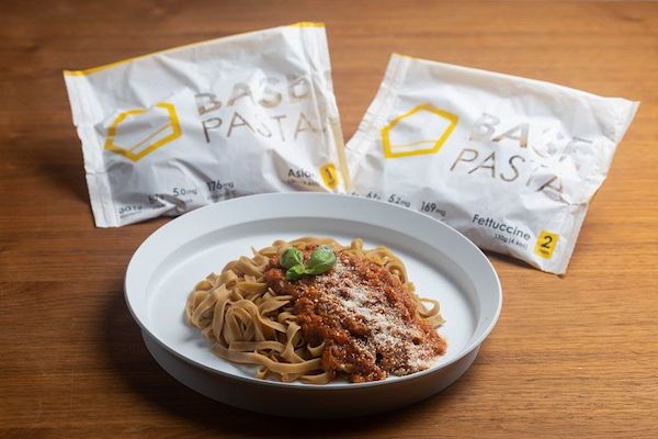 BASE PASTA フェットチーネ。オリジナルソースを組み合わせても、市販のソースを組み合わせてもよい。そのほか焼きそばなどにもアレンジできるBASE PASTA アジアンもラインナップ（写真：ベースフード）