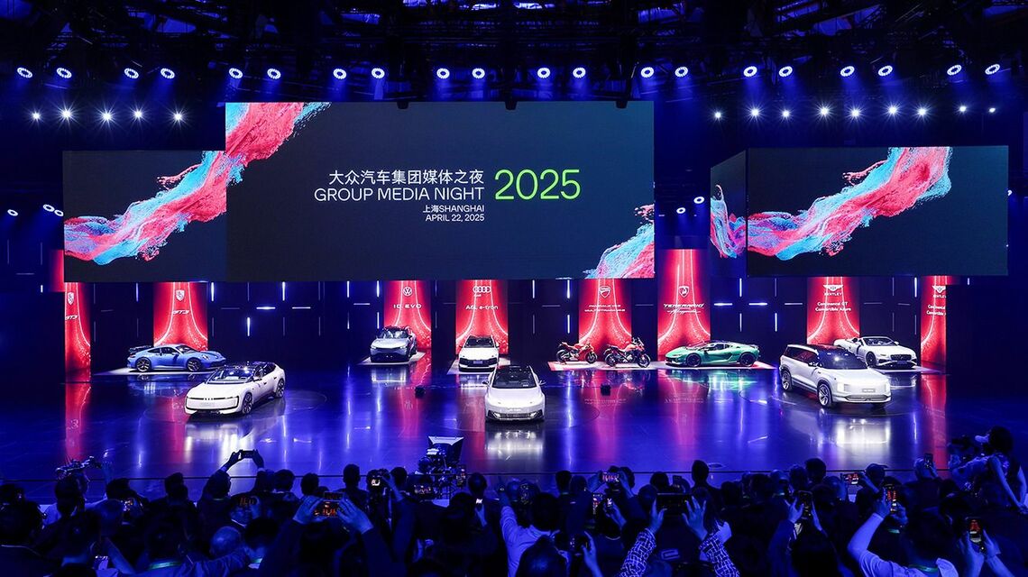 世界の自動車大手の中国戦略は積極姿勢と消極姿勢に二極化しつつある。写真はフォルクスワーゲンが上海モーターショーの開幕前夜に開催したイベント(同社中国法人のウェブサイトより)