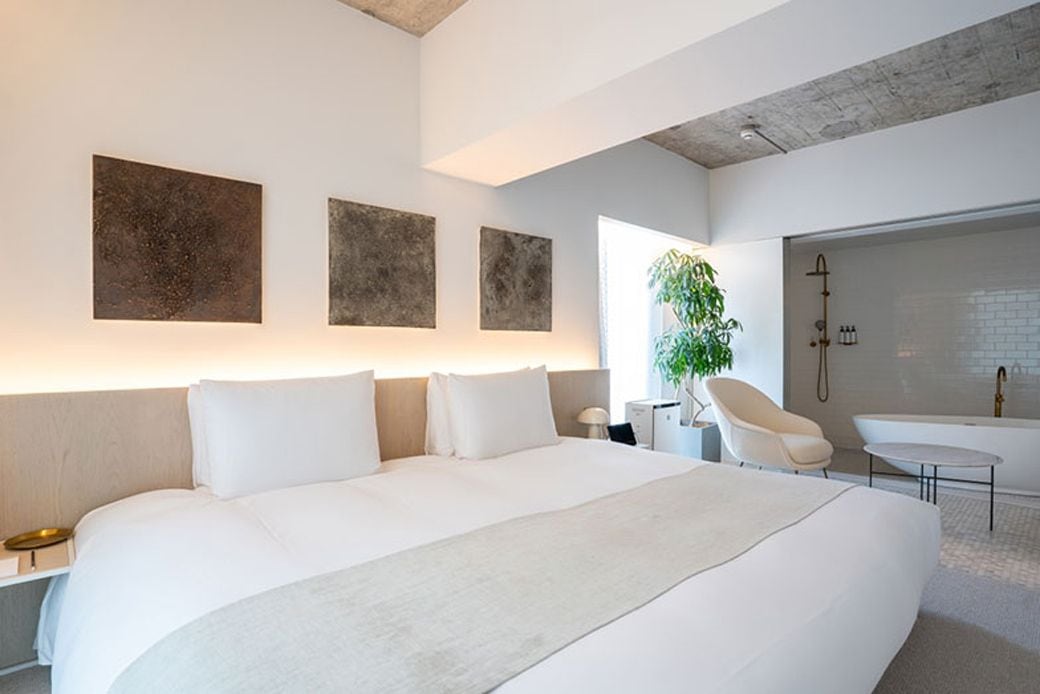 ジュニアスイートのベッドルームを彩るのは村田峰紀氏の作品「Resonance」（写真撮影／前田慶亮）