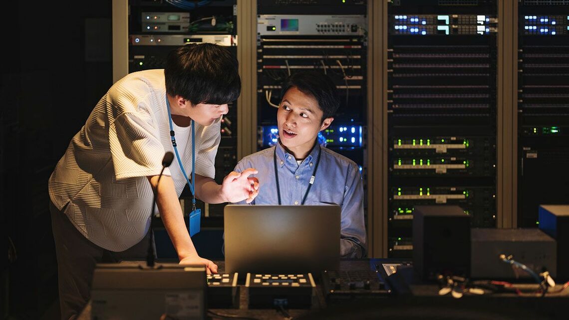 サーバールームで話をするセキュリティ担当者