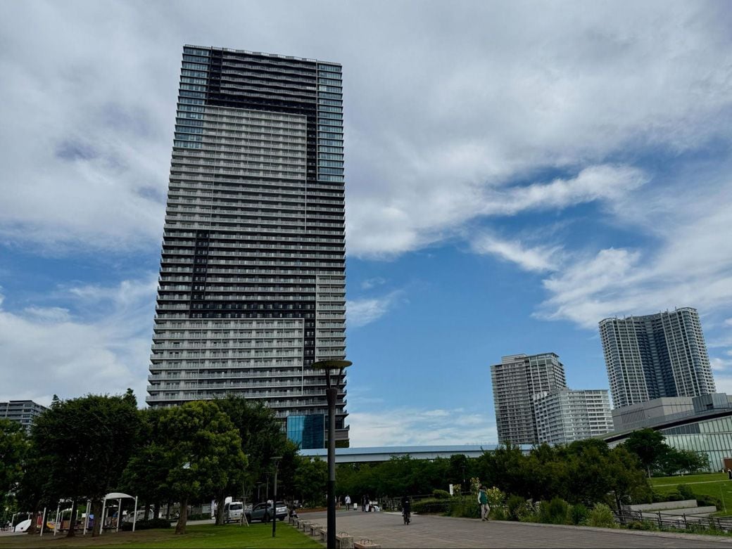 「アーバンドック ららぽーと豊洲」付近から見える「ブランズタワー豊洲」（筆者撮影） 