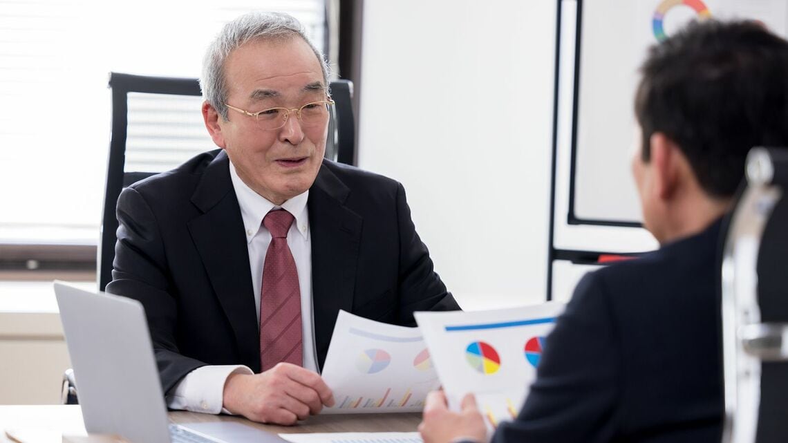 若手社員と働くシニア男性