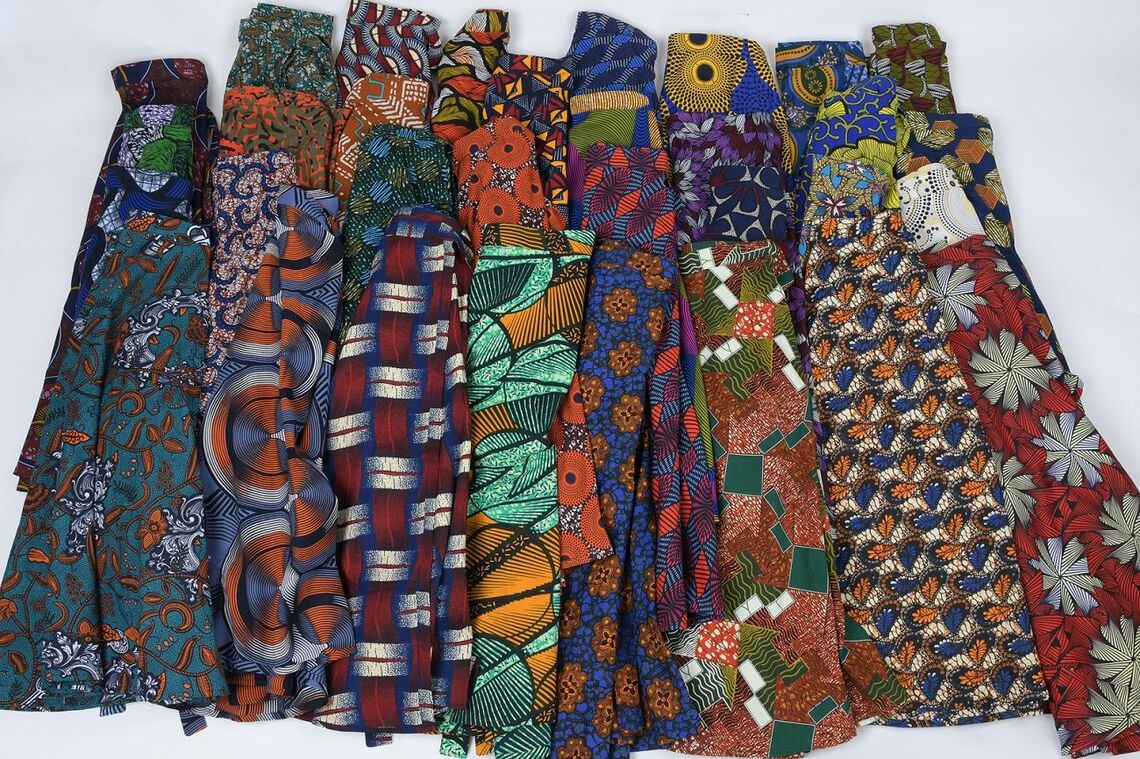 今秋、商品化した巻きスカートは個性豊かなアフリカ布で30種類を用意した。ほとんどが1点もので、1日ほどで完売した（写真提供：ラハ ケニア）